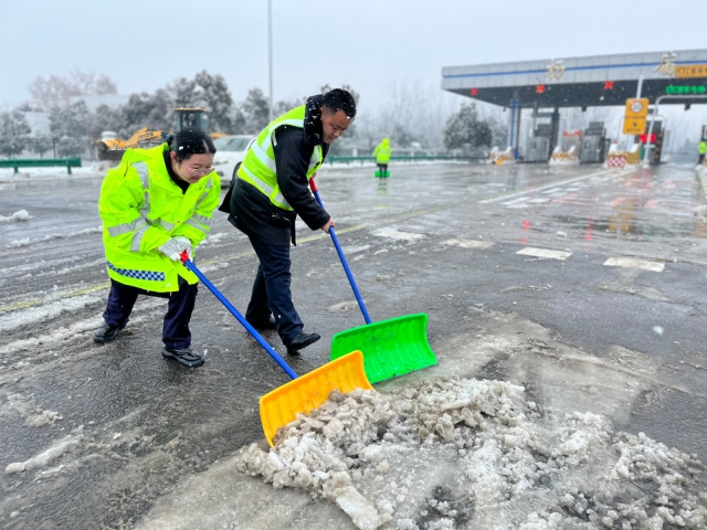 2月21日，淮南處楊廟站員工在道口除雪鏟冰保通保暢.JPG