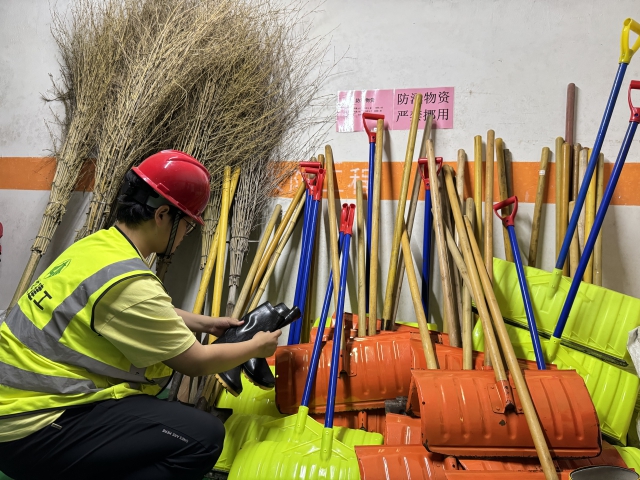 3樂業(yè)公寓改擴建項目安全員對防汛物資進行檢查盤點。.jpg