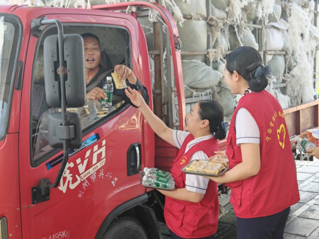 9月15日，寧國處楊灘站工作人員為旅途中的司乘送去中秋祝福.jpg